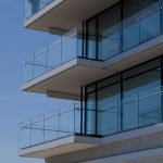Quels sont les avantages d'opter pour un garde-corps en verre