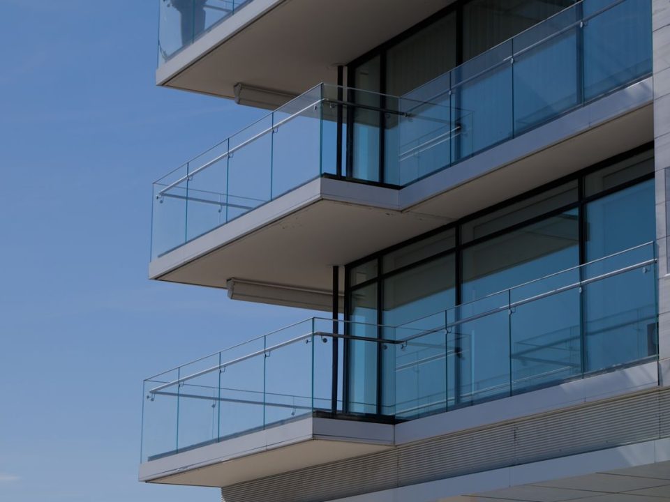 Quels sont les avantages d'opter pour un garde-corps en verre