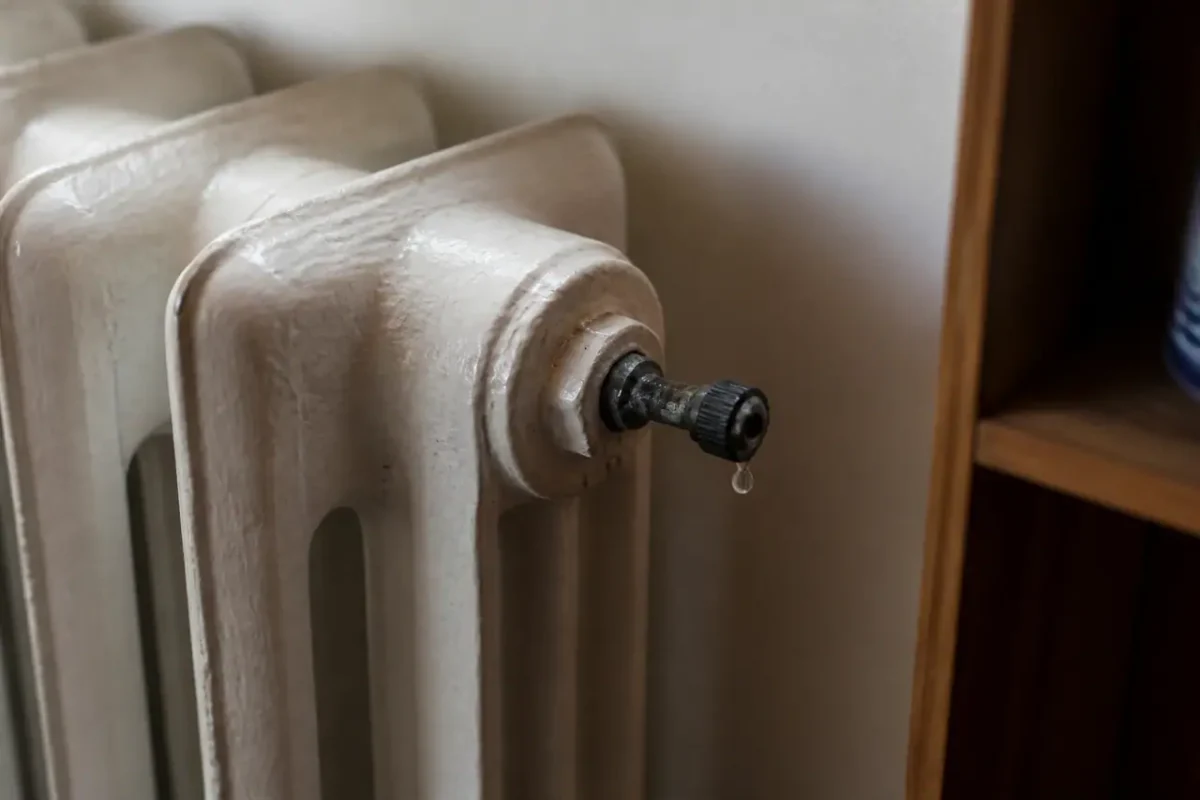 Radiateur en fonte avec robinet purgeur ouvert